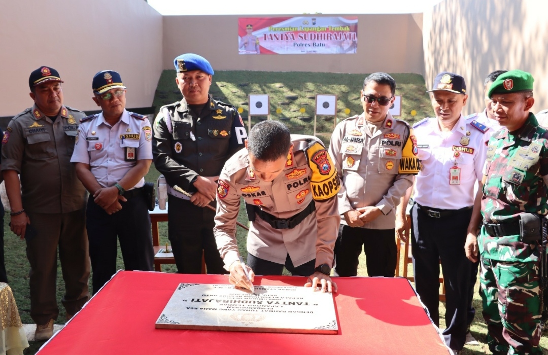 IMG 20240715 143014 1 Kapolres Batu AKBP Oskar Syamsuddin, S.I.K., M.T saat menandatangani prasasti sebagai tanda peresmian lapangan tembak Tantya Sudhirajati. (Yan/kabarterdepan.com)