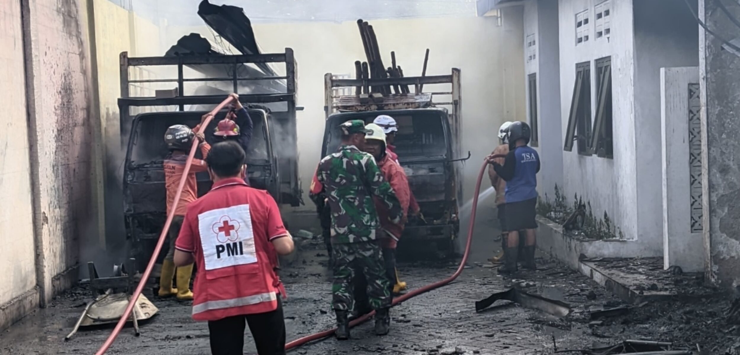 Dua truk yang terbakar.