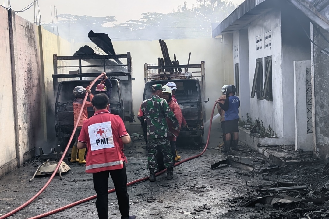 Dua truk yang terbakar.