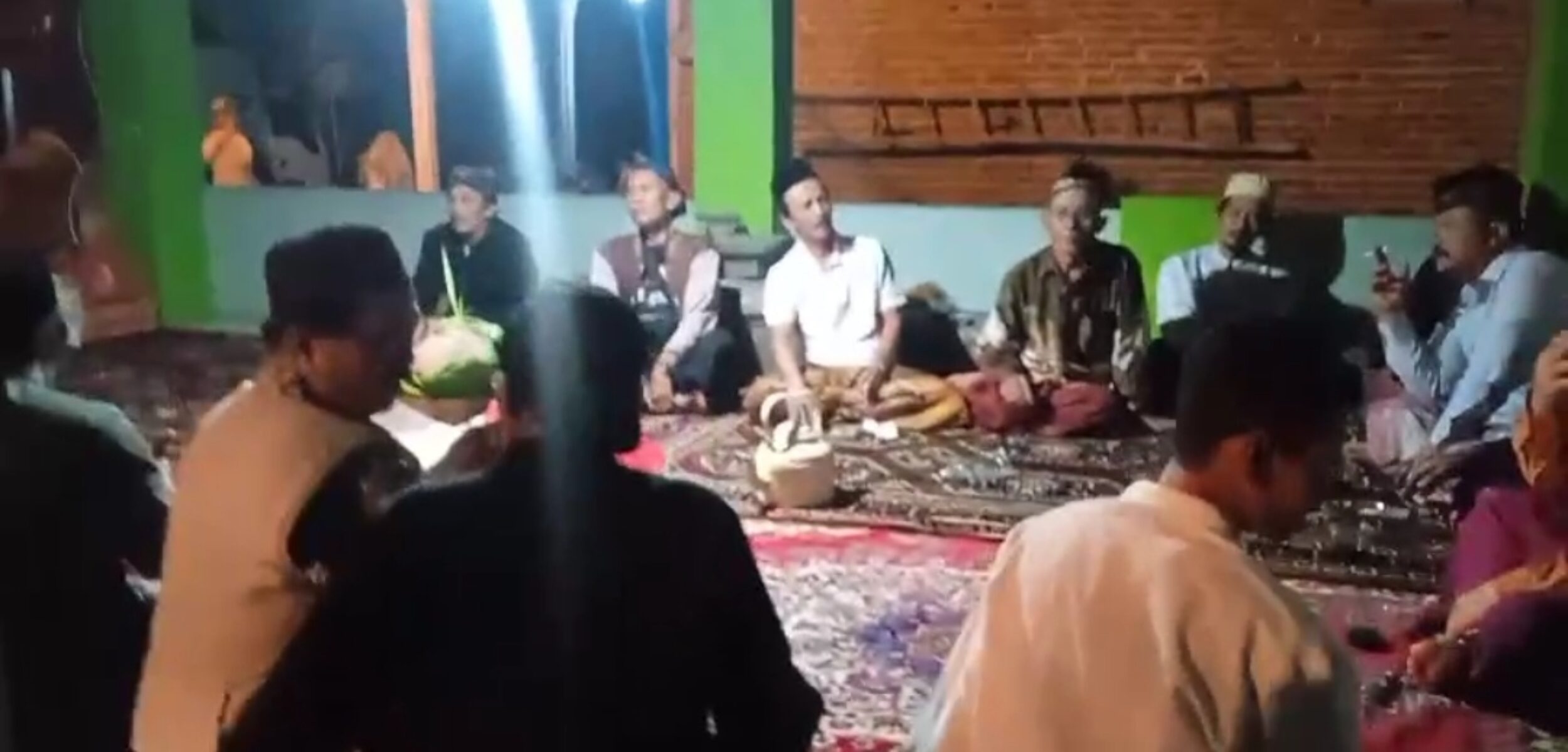 Ruwah Dusun Tuwiri, Desa Seduri Kecamatan Mojosari, Kabupaten Mojokerto, Selasa (17/7/2024) malam. (Redaksi kabarterdepan.com)