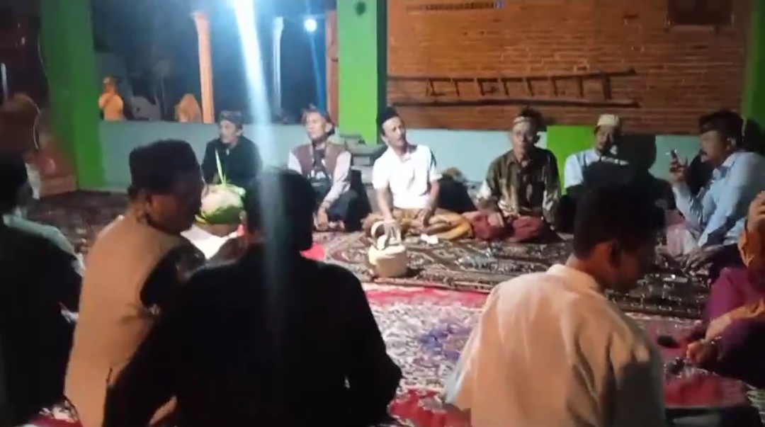 Ruwah Dusun Tuwiri, Desa Seduri Kecamatan Mojosari, Kabupaten Mojokerto, Selasa (17/7/2024) malam. (Redaksi kabarterdepan.com) 