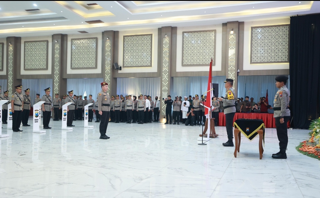 Kapolda Jatim Irjen Pol. Imam Sugianto, saat tengah memimpin Sertijab Pejabat Polda dan Kapolres Polda Jatim di Gedung Mahameru, Mapolda Jatim. (Yan/kabarterdepan.com)
