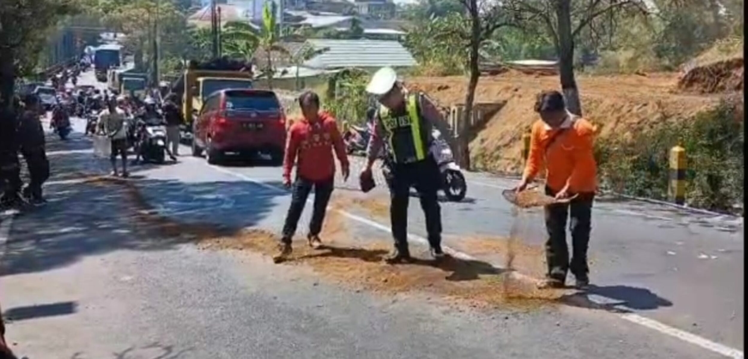 Anggota Satlantas Polres Batu, saat tengah melakukan olah TKP di lokasi terjadinya peristiwa Laka Lantas Toyota Calya VS Daihatsu Xenia. (Yan)