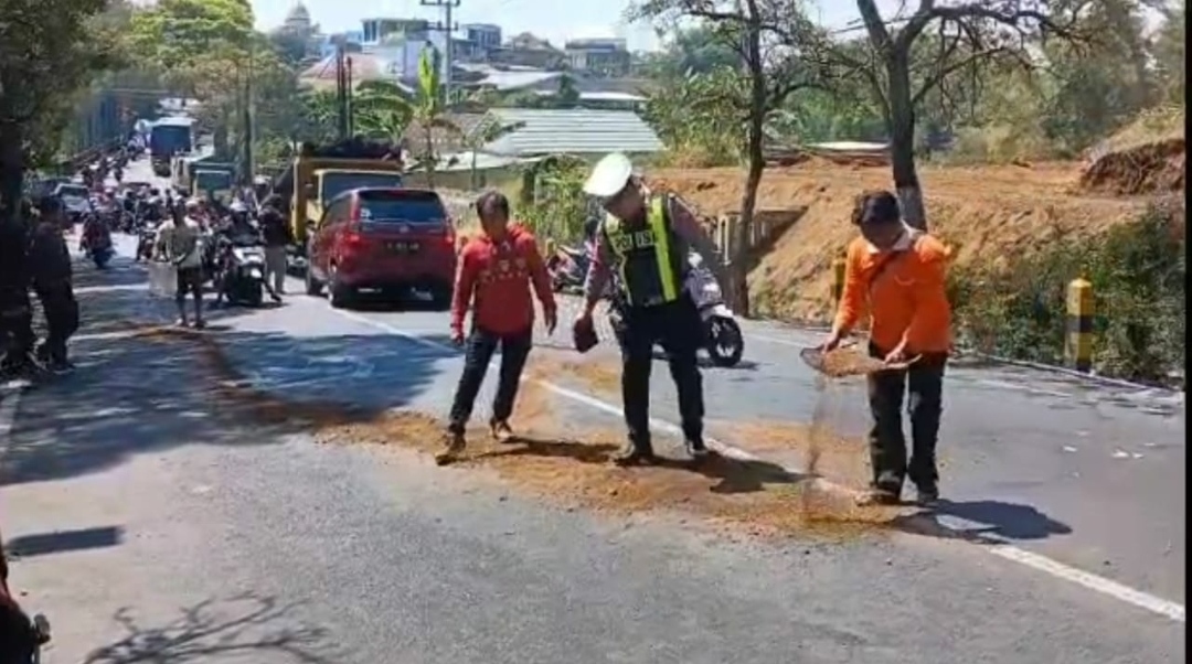 Anggota Satlantas Polres Batu, saat tengah melakukan olah TKP di lokasi terjadinya peristiwa Laka Lantas Toyota Calya VS Daihatsu Xenia. (Yan)