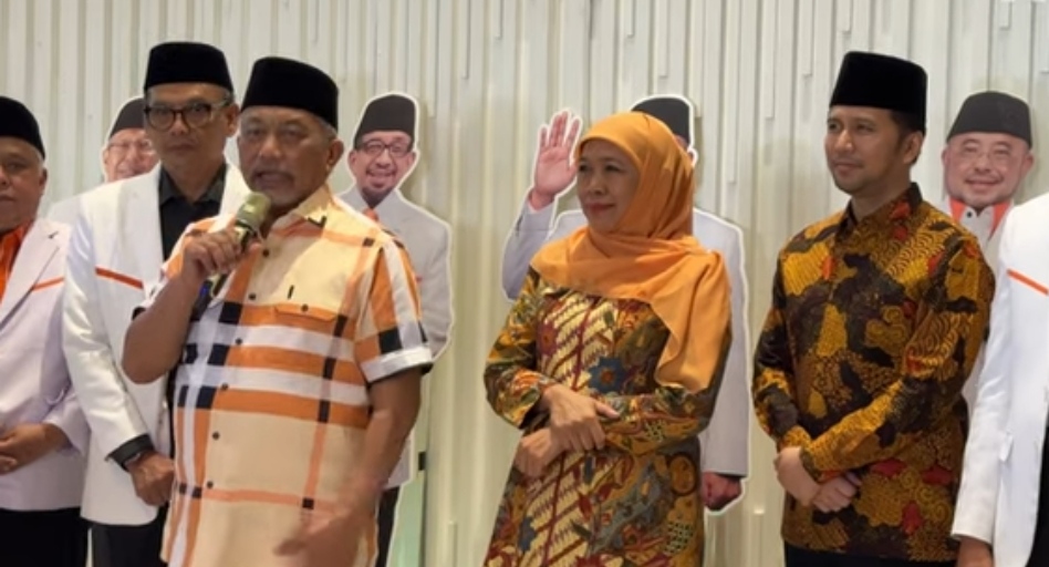 Seremoni penyerahan dukungan PKS kepada Khofifah-Emil di Kantor DPP PKS, Kamis (18/7/2024). (Tangkapan layar kanal YouTube PKSTV) 