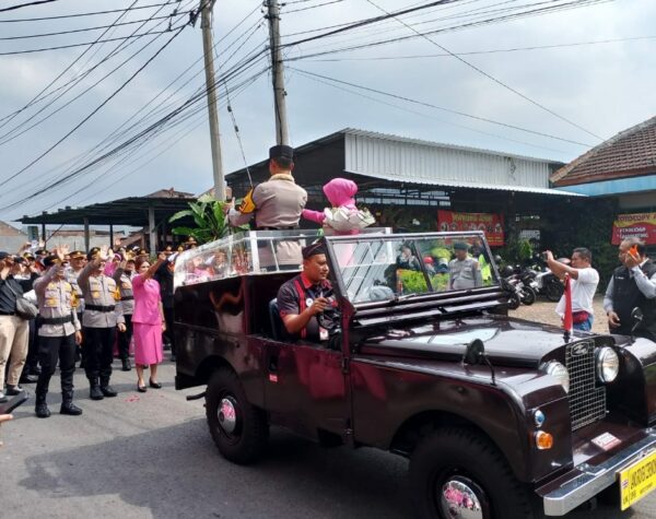 Diantar Menggunakan Mobil Jeep, Pisah Sambut Kapolres Batu Berlangsung Haru