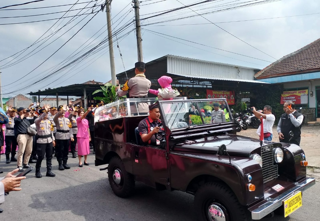 Suasana baru terpancar di raut wajah anggota Polres Batu, saat mengantar AKBP Oskar Syamsuddin, S.I.K., M.T dengan menggunakan mobil Jeep. (Yan)
