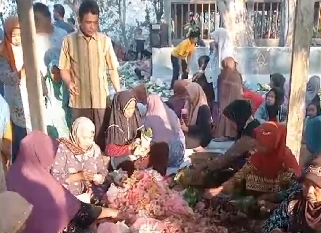 Warga antusias menyiapkan makanan dalam tradisi Nyadran di Punden Pucanganom Sragen, Jumat (19/7/2024). (Masrikin/kabarterdepan.com) 