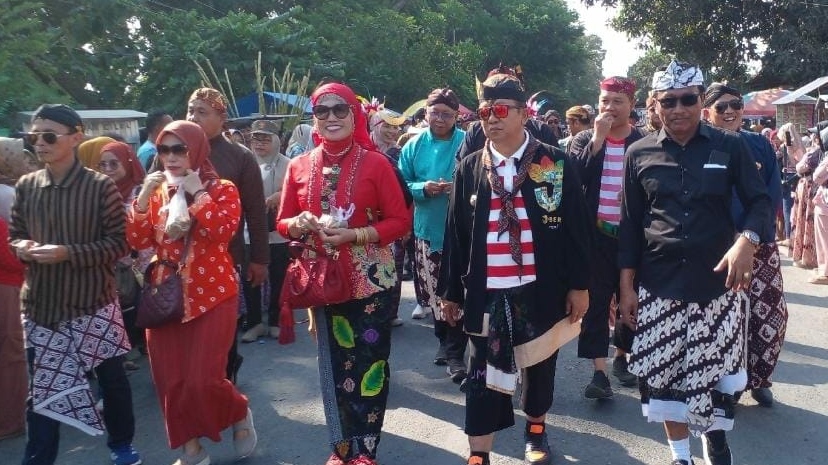 IMG 20240722 060915 1 1 Bupati Jember turut serta dalan kirap Petik Laut desa Puger Kulon. (Lana/kabarterdepan.com)