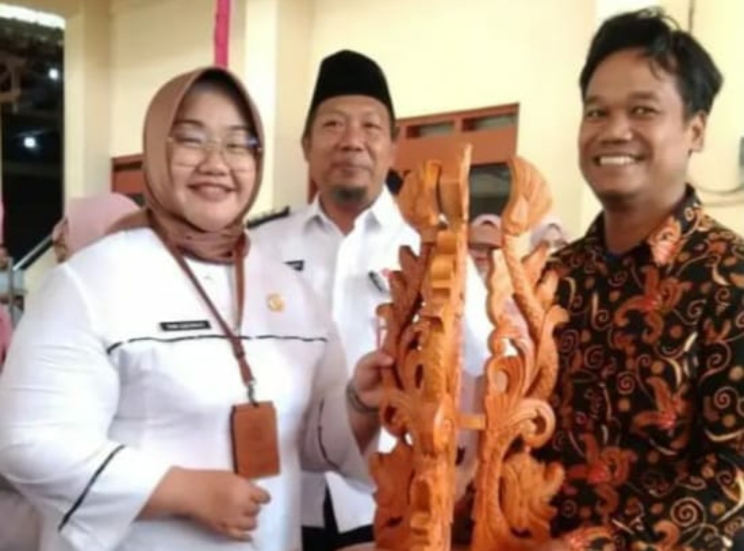 Bupati Sragen, Kusdinar Untung Yuni Sukowati memberikan dukungan inofasi kreatif saat event UMKM di Sragen tahun lalu (masrikin/kabarterdepan.com)
