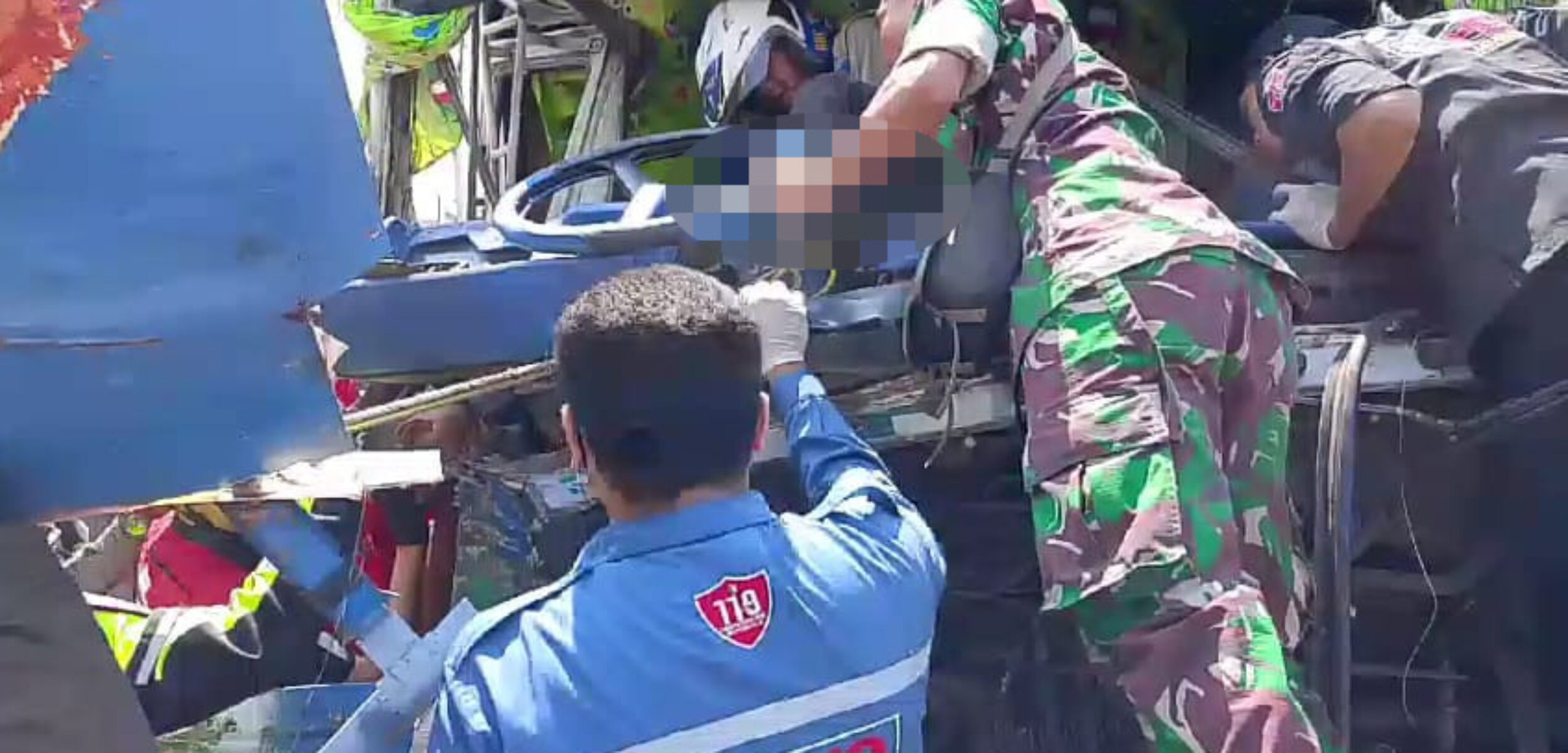 Kondisi korban saat terjepit body truk usai kecelakaan di Jalan Raya Bypass, Kelurahan Magersari, Kota Mojokerto, Senin (22/7/2024) (Andy / Kabarterdepan.com)