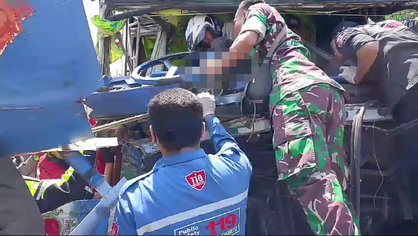 IMG 20240722 151200 1 Kondisi korban saat terjepit body truk usai kecelakaan di Jalan Raya Bypass, Kelurahan Magersari, Kota Mojokerto, Senin (22/7/2024) (Andy / Kabarterdepan.com)
