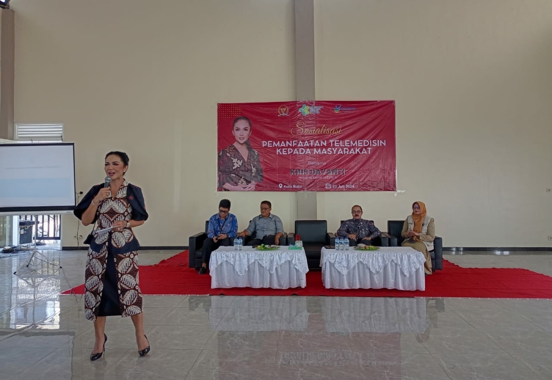 Anggota Komisi lX DPR RI Kris Dayanti, saat tengah memberikan pemaparan dalam kegiatan acara Pemanfaatan Telemedicine dihadapan warga masyarakat Desa Oro-oro Ombo. (Yan/kabarterdepan.com) 