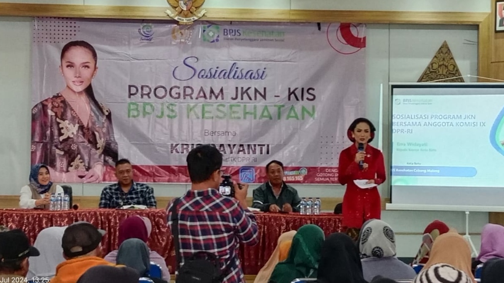 Anggota Komisi lX DPR RI Kris Dayanti, saat mensosialisasikan Program JKN-KIS BPJS Kesehatan di Desa Sumberbrantas, Kecamatan Bumiaji, Kota Batu. (Yan