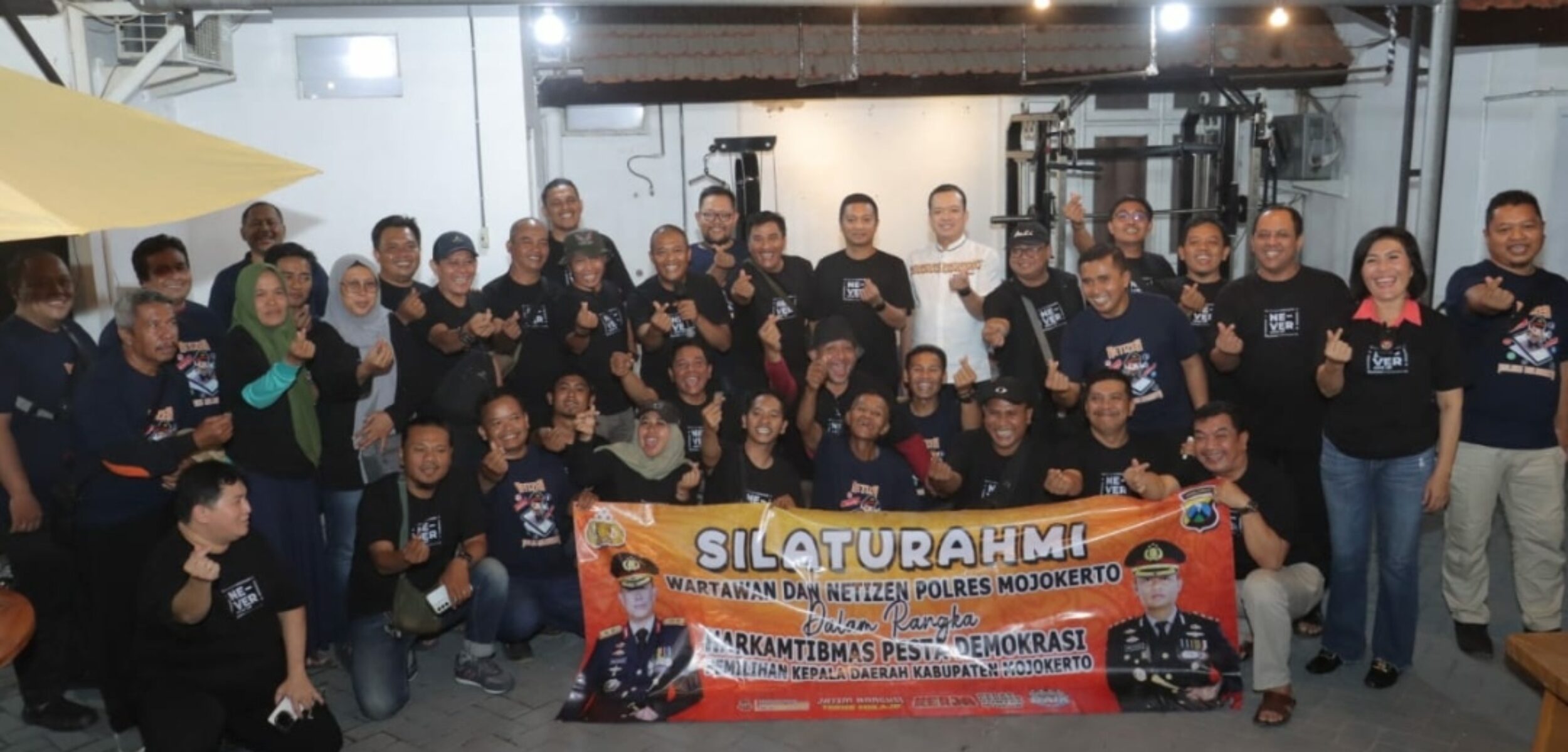 Foto bersama Kapolres Mojokerto dan PJU bersama puluhan wartawan di kegiatan Ngopi Bareng, Rabu (24/7/2024). (Humas Polres Mojokerto for kabarterdepan.com)