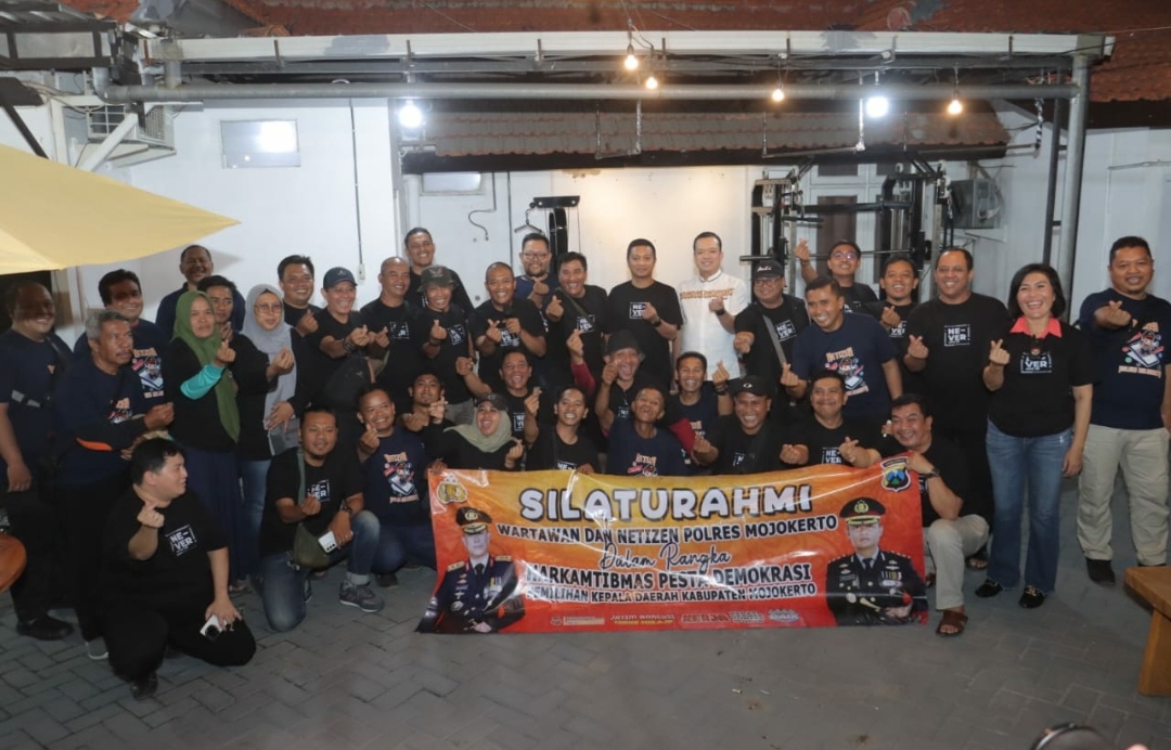 Foto bersama Kapolres Mojokerto dan PJU bersama puluhan wartawan di kegiatan Ngopi Bareng, Rabu (24/7/2024). (Humas Polres Mojokerto for kabarterdepan.com) 
