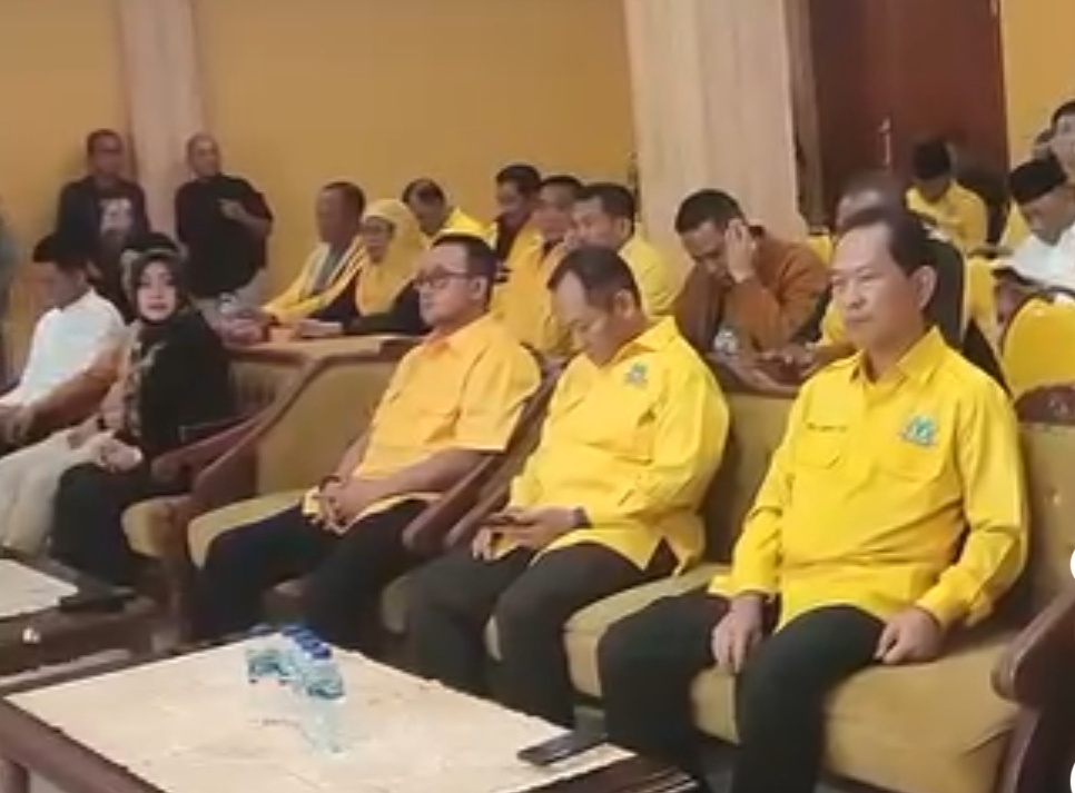 Pemberian surat tugas hingga SK untuk 12 Bacakada di Jatim dari Partai Golkar, Jumat (26/7/2024). (Tangkapan layar instagram golkarjatim) 