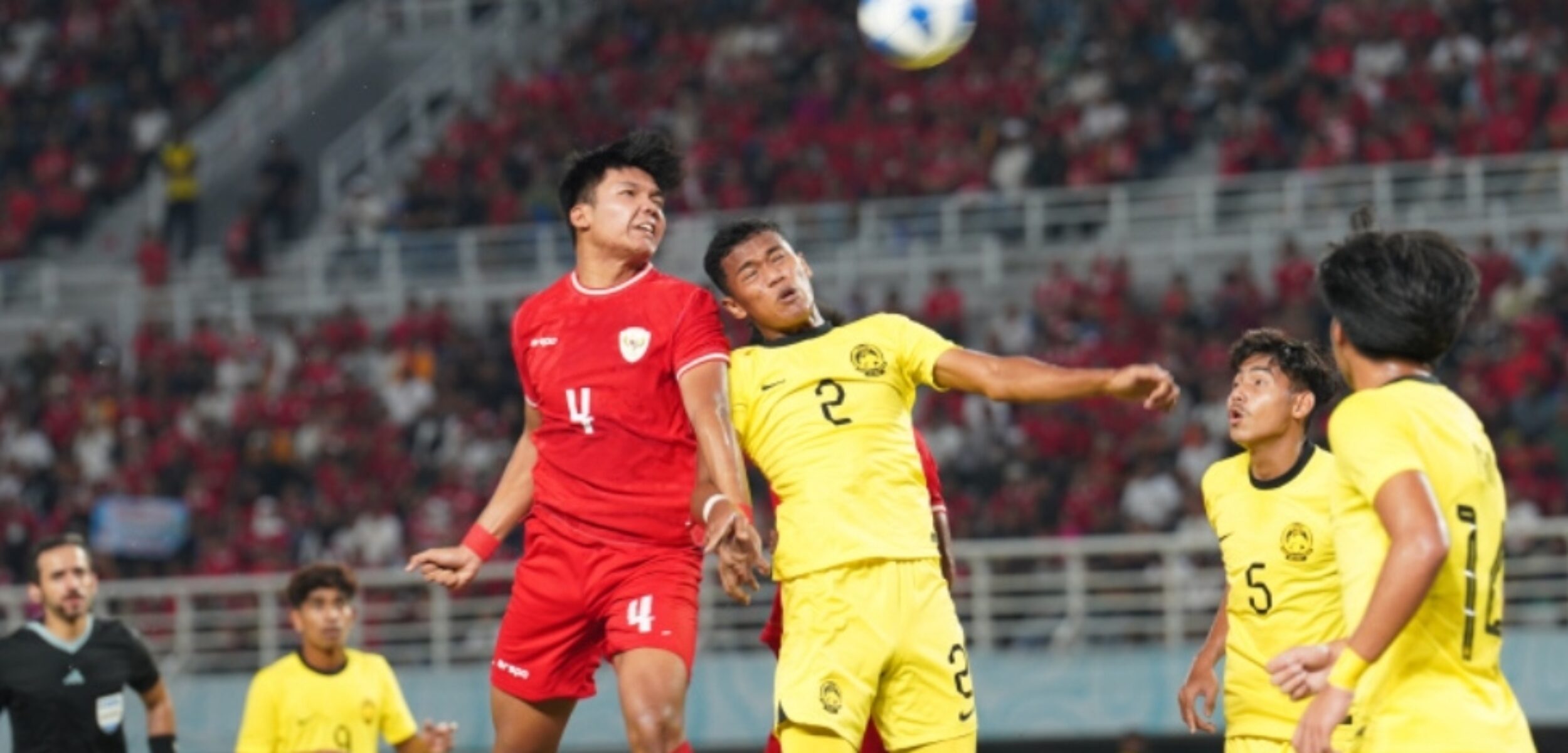 Aksi duel udara pemain Timnas Indonesia U-19 melawan Malaysia U-19, Sabtu (27/7/2024). (Pssi.org)
