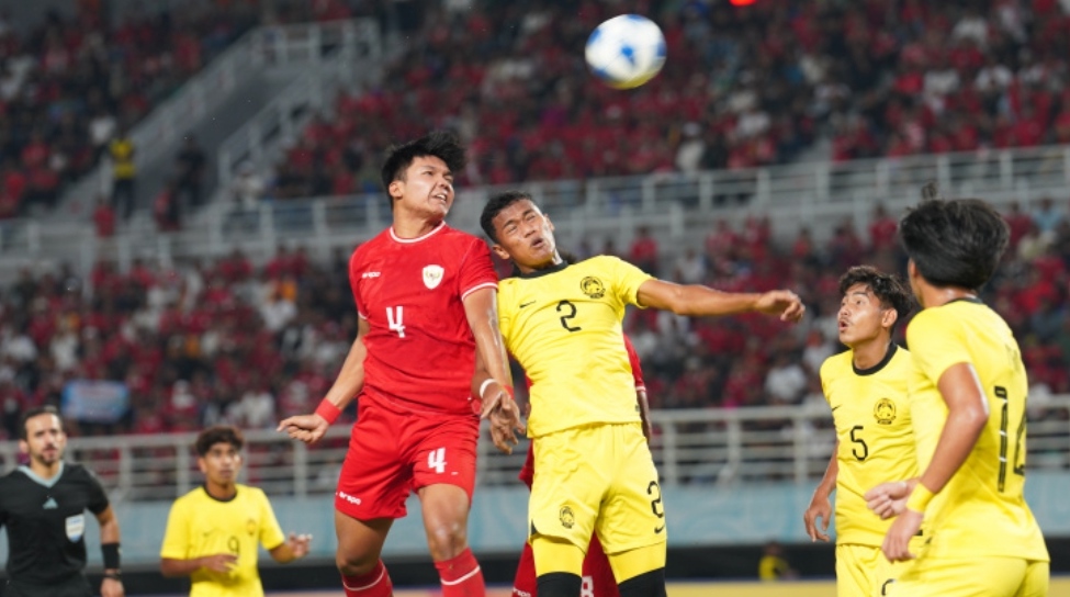 Aksi duel udara pemain Timnas Indonesia U-19 melawan Malaysia U-19, Sabtu (27/7/2024). (Pssi.org) 