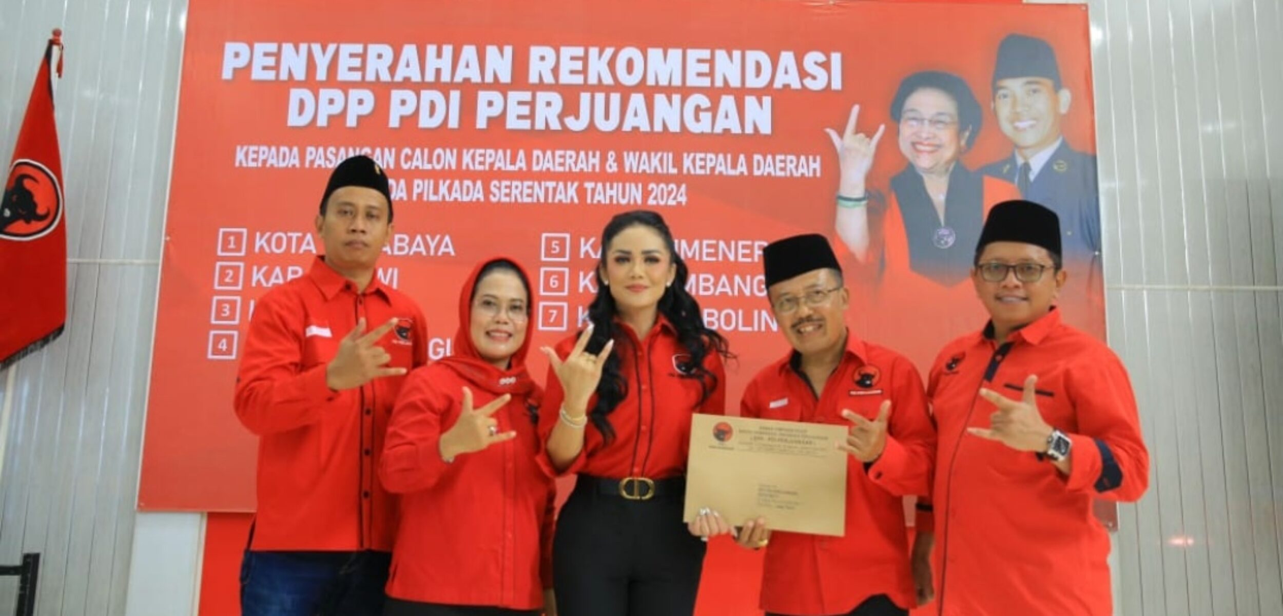 Kris Dayanti, saat tengah menerima surat tugas dari DPP PDI Perjuangan untuk maju bertarung dalam ajang kontestasi Pilkada 2024. (Yan/kabarterdepan.com)