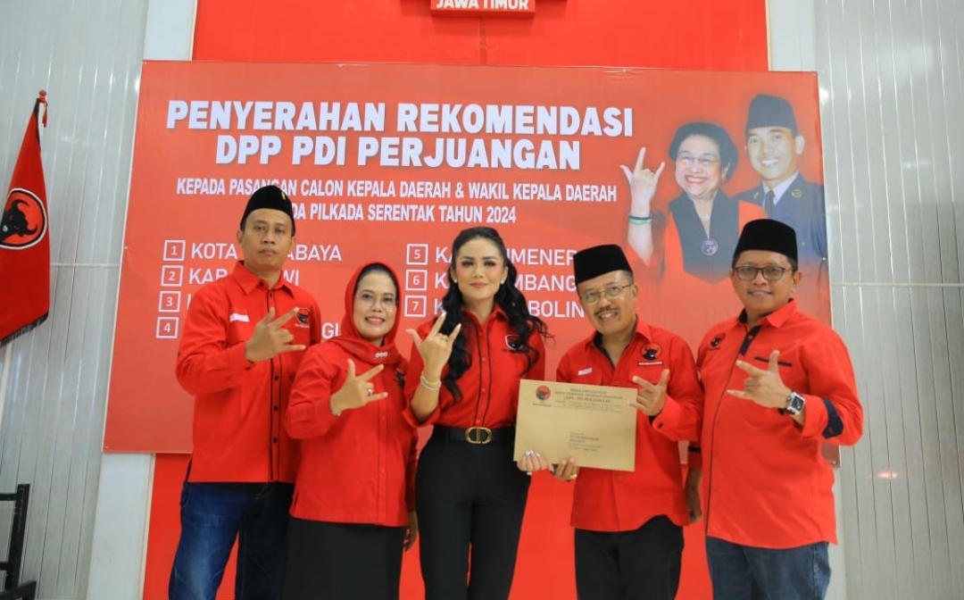 IMG 20240730 191419 1 Kris Dayanti, saat tengah menerima surat tugas dari DPP PDI Perjuangan untuk maju bertarung dalam ajang kontestasi Pilkada 2024. (Yan/kabarterdepan.com)