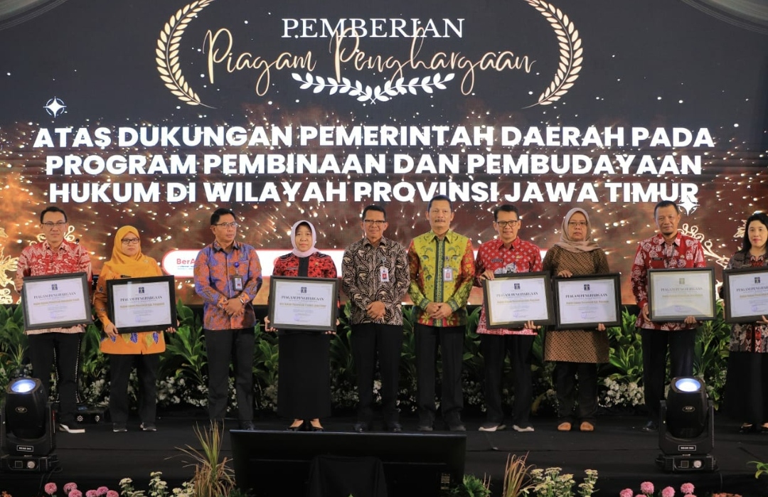 Kepala BPHN Prof. Widodo Ekatjahjana didampingi Kakanwil Kemenkumham Jatim, Heni Yuwono dan para Kadiv, termasuk juga para bupati dan walikota, serta para pejabat terkait lainnya saat sesi foto bersama. (Yan)