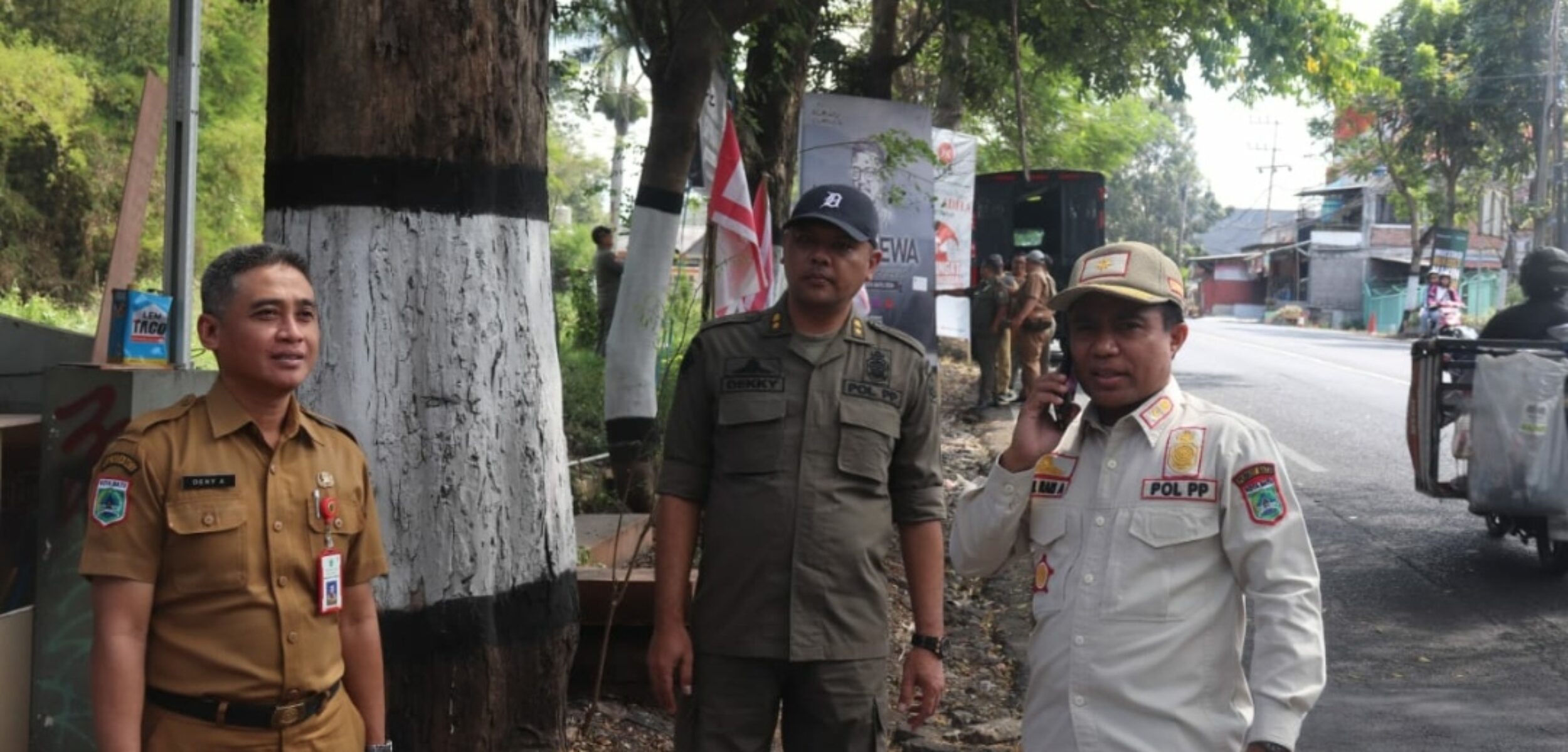 Satpol PP Kota Batu Tertibkan Spanduk dan Banner yang Tak Sesuai Aturan