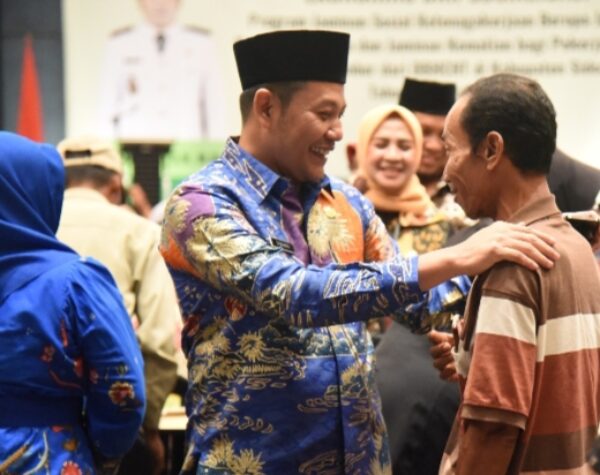 Plt Bupati Sidoarjo Subandi, Menyerahkan Kartu Kepesertaan BPJS Ketenagakerjaan kepada Ribuan Pekerja Rentan