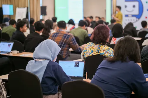 Jurnalis dan tim IT media mempelajari tips-tips mengembangkan konten (Google Indonesia Blog) 