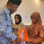 Pj Bupati Jombang Apresiasi Pemerintah Desa Kepatihan, Beri Bantuan Seragam Siswa dan Guru TPQ