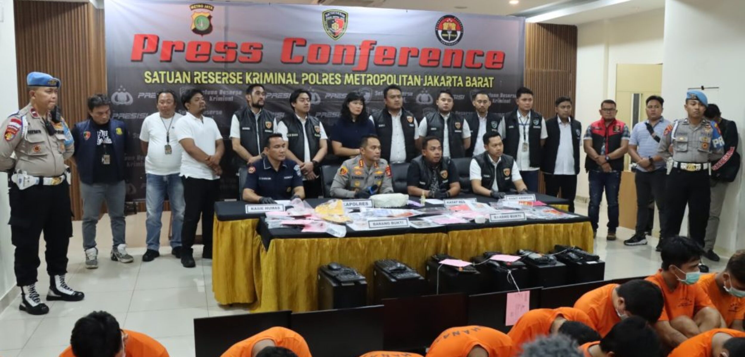Konferensi pers sindikat peretas situs pemerintah dan pendidikan di Mapolres Jakarta Barat, Jumat (12/7/2024). (Humas Polres Jakarta Barat for kabarterdepan.com)