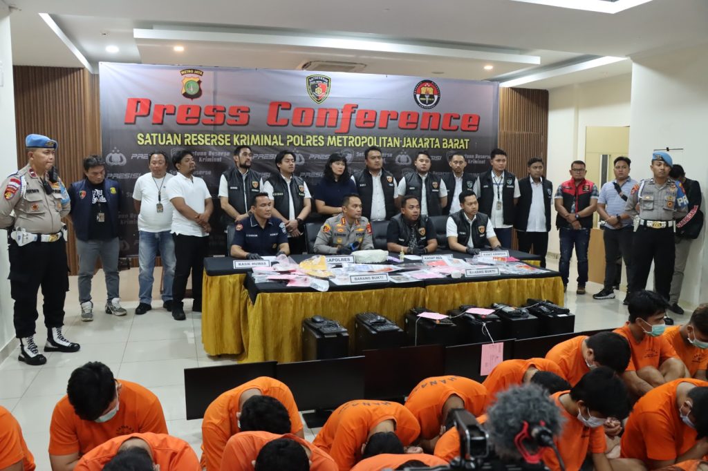 Konferensi pers sindikat peretas situs pemerintah dan pendidikan di Mapolres Jakarta Barat, Jumat (12/7/2024). (Humas Polres Jakarta Barat for kabarterdepan.com) 