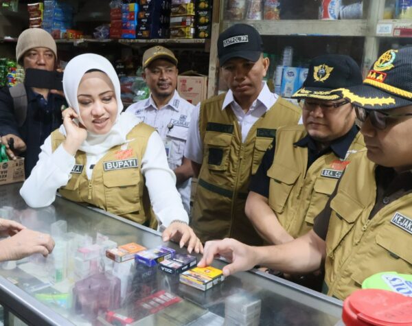 Perangi Rokok Ilegal, Bupati Mojokerto Sidak Pasar