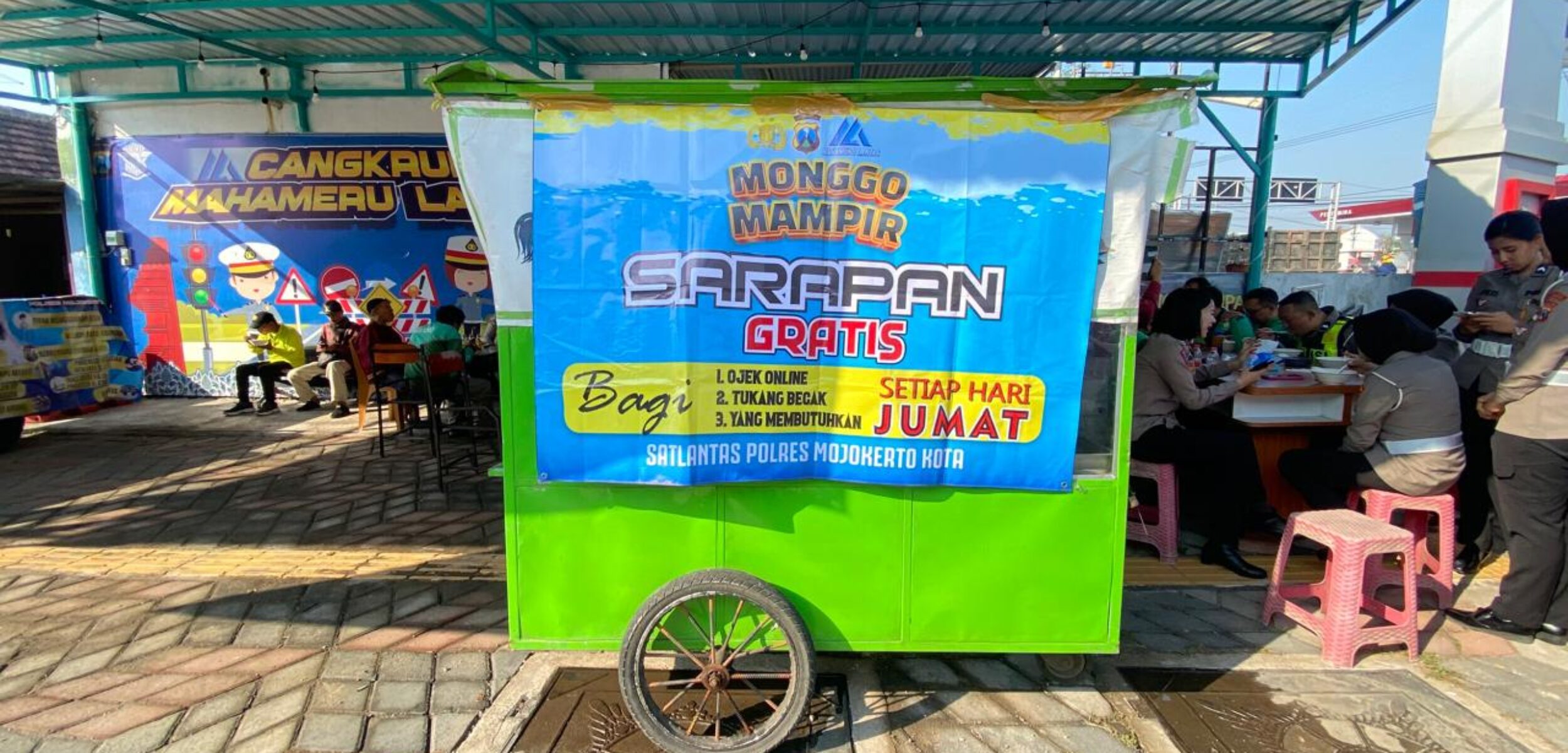 Ciptakan Tertib Lalu Lintas, Satlantas Polres Mojokerto Kota Berbagi Sarapan Gratis lewat Cangkrukan Mahameru Lantas
