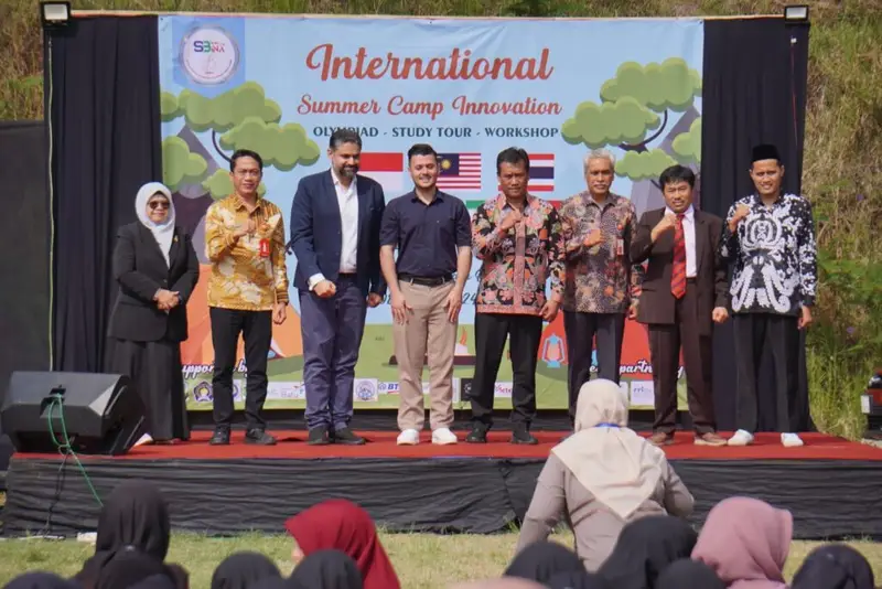 Perwakilan 7 negara yang berpartisipasi dalam International Summer Camp Innovation 2024 di Kusuma Agro Kota Batu. (redaksi/kabarterdepan.com) 
