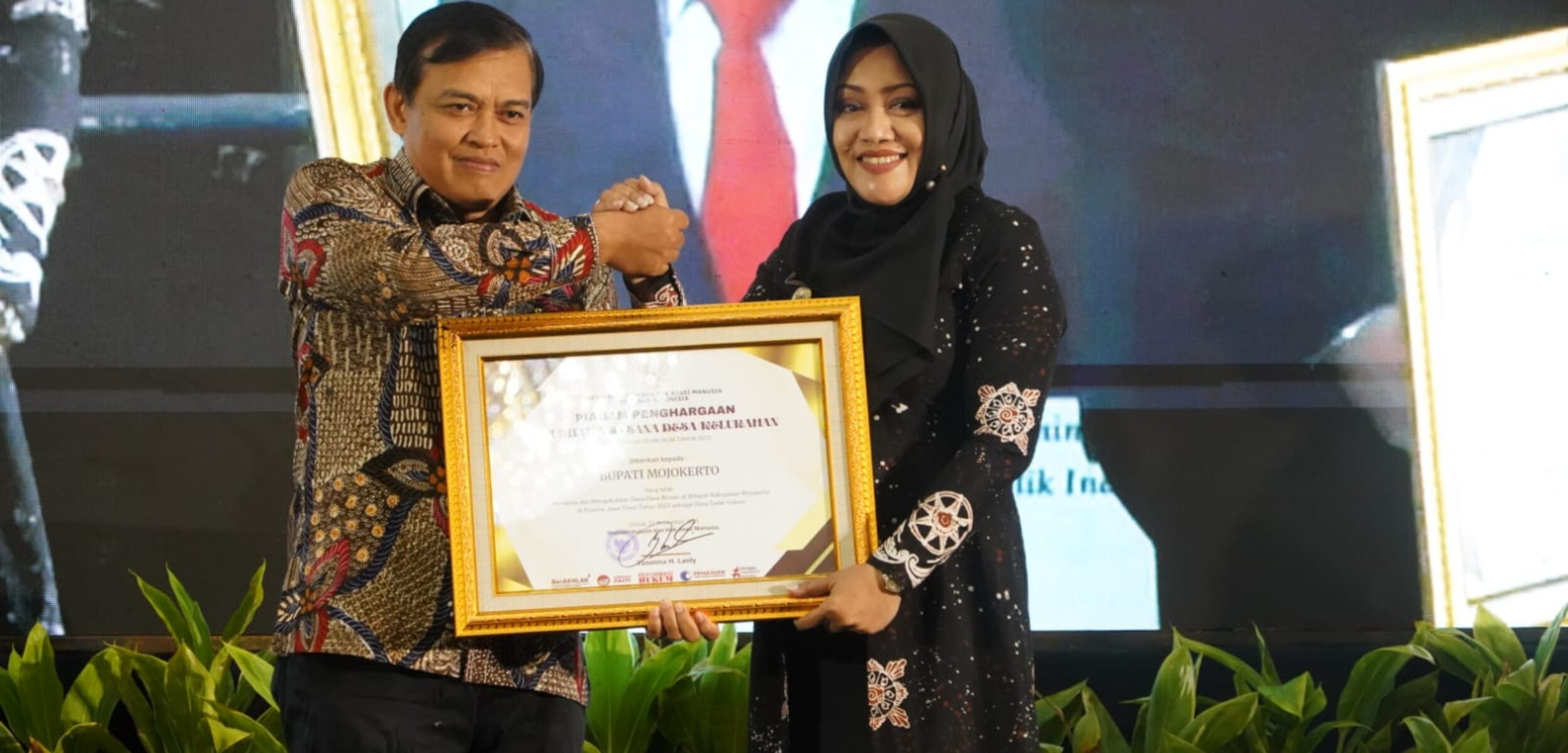 Bupati Mojokerto, dr Ikfina Fahmawati menerima Penghargaan Desa/Kelurahan Sadar Hukum yang diberikan langsung oleh Kepala Badan Pembinaan Hukum Nasional Kemnkumham RI, Prof Dr Widodo Ekatjahjana di Ballroom Kertanegara, The Singhasari Resort Batu pada Selasa (30/7) pagi (Dok Kominfo Kabupaten Mojokerto)