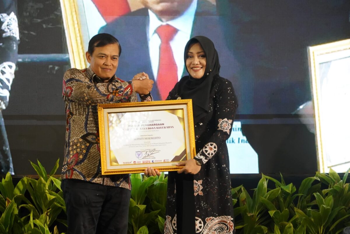 Bupati Mojokerto, dr Ikfina Fahmawati menerima Penghargaan Desa/Kelurahan Sadar Hukum yang diberikan langsung oleh Kepala Badan Pembinaan Hukum Nasional Kemnkumham RI, Prof Dr Widodo Ekatjahjana di Ballroom Kertanegara, The Singhasari Resort Batu pada Selasa (30/7) pagi (Dok Kominfo Kabupaten Mojokerto)