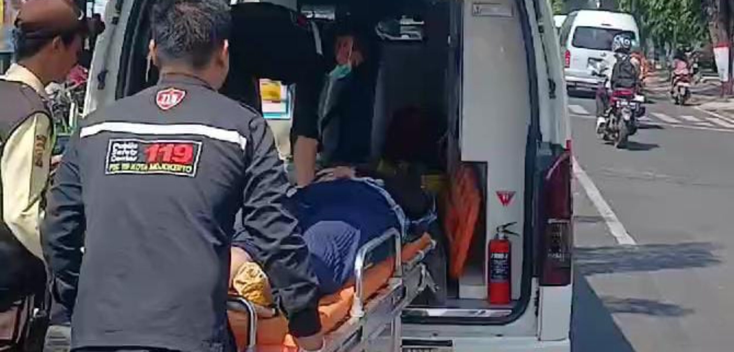 Nekat Terobos Perlintasan KAI di Kota Mojokerto, Pasutri ini Terluka Parah