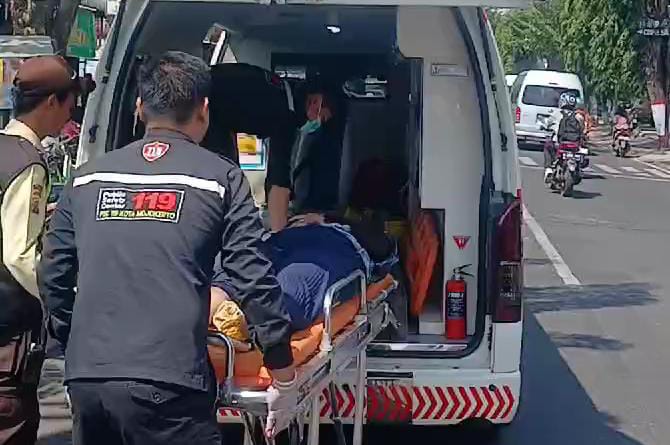 Petugas mengevakuasi korban kecelakaan kereta api di perlintasan KAI Jalan Raya Mojopahit, Kota Mojokerto, Kamis (1/8/2024) pagi (Andy / Kabarterdepan.com)