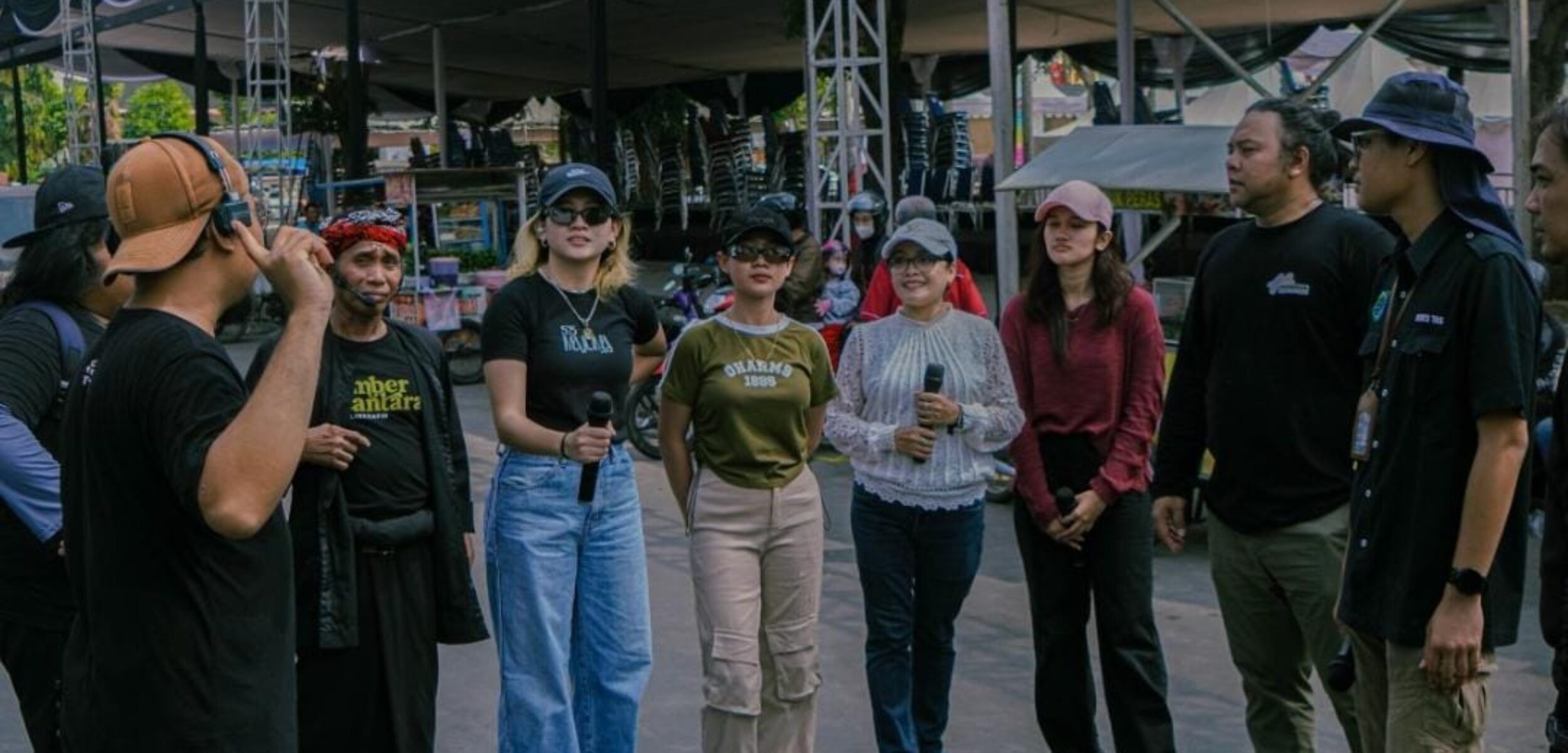 Kelompok musik Linkrafin dalam P mmk persiapan tampil di Jember Fashion Carnaval 2024. (Lana/kabarterdepan.com)