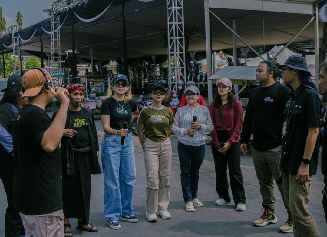Kelompok musik Linkrafin dalam P mmk persiapan tampil di Jember Fashion Carnaval 2024. (Lana/kabarterdepan.com) 