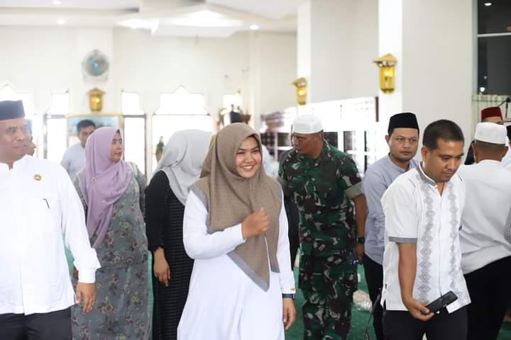 Wabup Madina dalam kegiatan tasyakuran haji, Kamis (1/8/2024). (suhartono/kabarterdepan.com) 