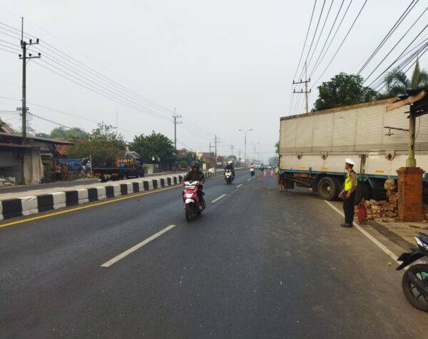 Apa Penyebab Truk Wing Box Tabrak Rumah Warga dan Lampu PJU di Trowulan ? Simak Disini