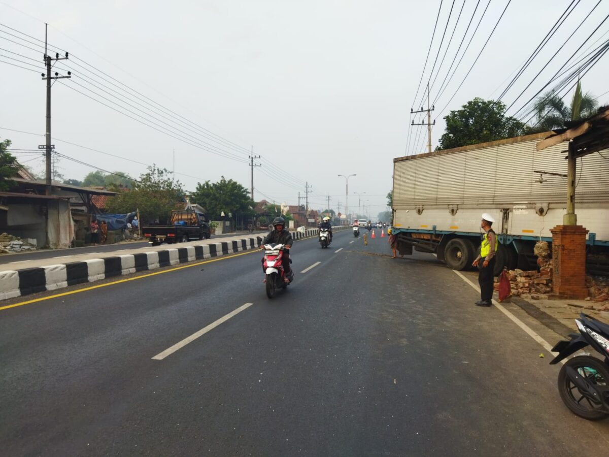 IMG 20240802 WA0061 1 Kondisi truk saat menabrak rumah warga di Jalan Raya Desa Jatipasar, Kecamatan Trowulan, Kabupaten Mojokerto, Jumat (2/8/2024) dini hari (Andy / Kabarterdepan.com)