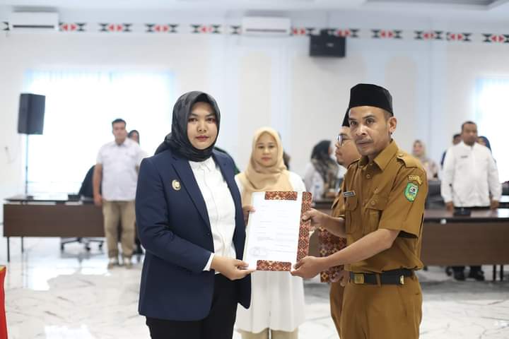 Wabup Madina Atika azmi Utammi Nasution saat melantiknsejimlah Kepsek dan Kapus. (Suhartono/kabarterdepan.com) 