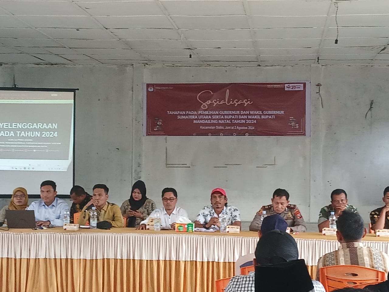 KPU Madina dalam sosialisasi tahapan Pilkada Sumut di Kecamatan Siabu, Jumat (2/8/2024). (Suhartono/kabarterdepan.com) 