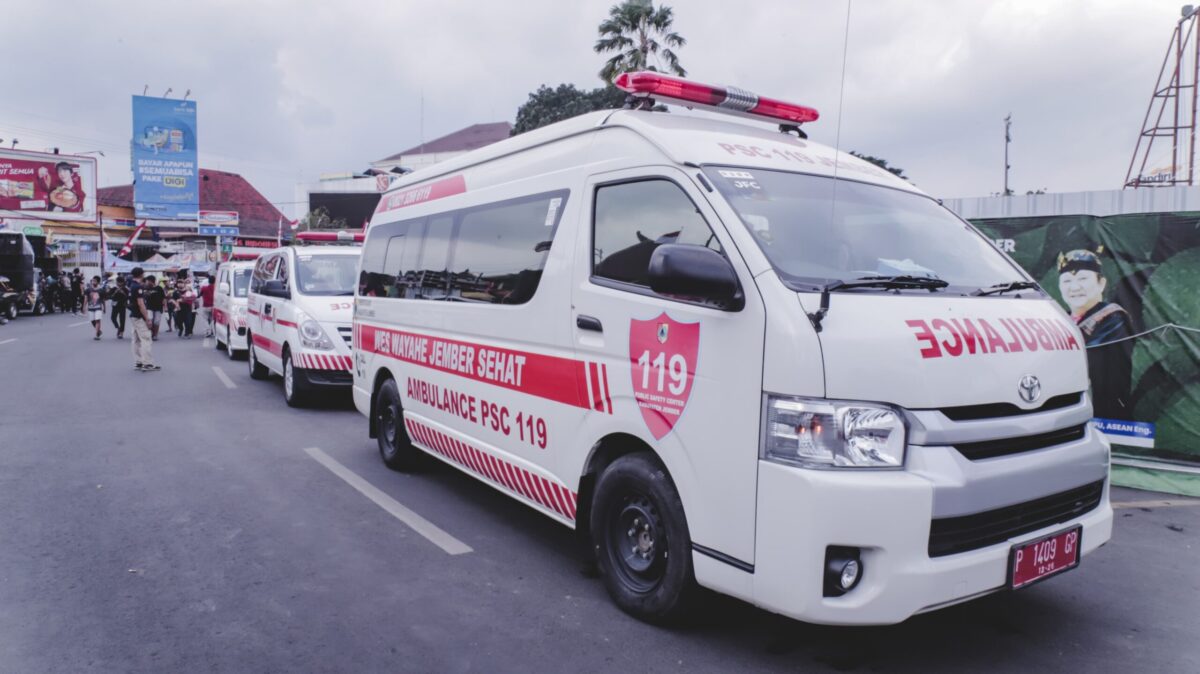 Ambulans yang disiapkan Dinkes Jember untuk event JFC 2024.(lana/kabarterdepan.com) 