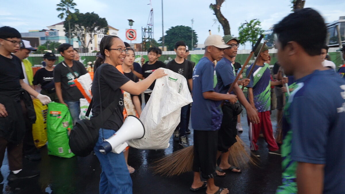 Bersih-bersih sampah di area Jember Fashion Carnaval (JFC) 2024. (Lana/kabarterdepan.com) 