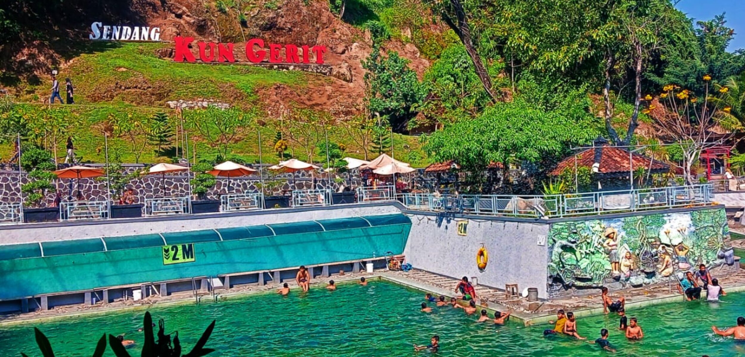 Hari libur sendang Kun Gerit Desa Jatibatur Kecamatan Gemaolong Kabupaten Sragen dipadati pengunjung. (Masrikin/kabarterdepan.com)