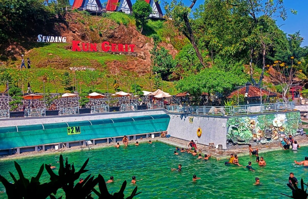 Hari libur sendang Kun Gerit Desa Jatibatur Kecamatan Gemaolong Kabupaten Sragen dipadati pengunjung. (Masrikin/kabarterdepan.com) 